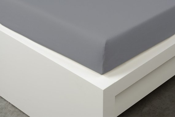 DeLuxe plachta, šedá farba, detail natiahnutia na matrac