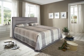 Dvojlôžko Real v rozmere 180x200 cm, v poťahu Loft Coffee, s prikrývkou a vankúšikmi v poťahu Ancuadro