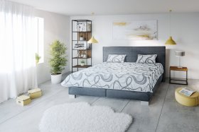 Dvojlôžko Grand v rozmere 180x200 cm, v poťahu Loft Grey, s prehozom a vankúšikmi v poťahu Largo Duo 7a, interiér