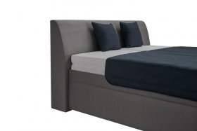 Dvojlôžko Merkúr v rozmere 180x200 cm, v poťahu Prima 13 Grey, s prikrývkou a vankúšikmi v poťahu Malmö New 79, detail čela 