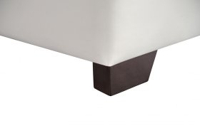 Dvojlôžko Quarto v rozmere 180x200 cm, v poťahu Loft 1 a Matrix 2, detail nožičky 