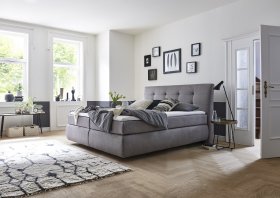 Boxspring Magnus v rozmere 180x200 cm, v poťahu Bloom 14 Grey, interiér